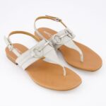 Bild von Graue flache Sandalen mit Zehentrenner aus Leder