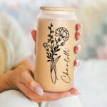Bild von Callie Personalisierte Geburt Blume 20oz gefrostet Tumbler Glas kann mit Bambusdeckel und Stroh Geburtstag Hochzeit Geschenk für Frauen